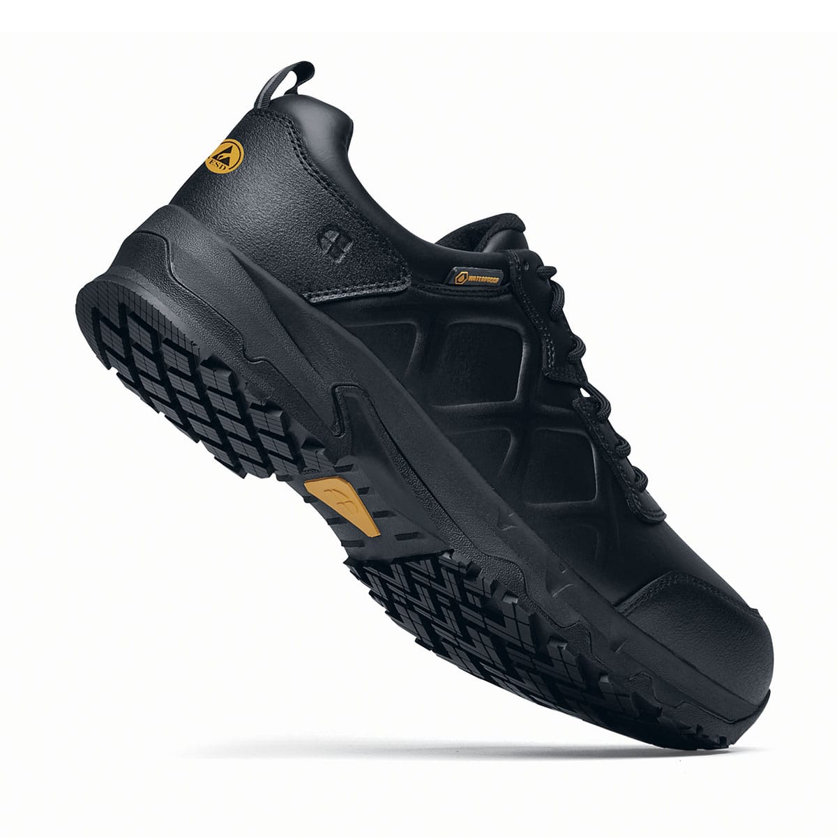 The Callan low-cut shoe is slip-resistant and has a breathable, waterproof upper as well as insulation for cold and heat, pair seen on the right side highlighting the heel.